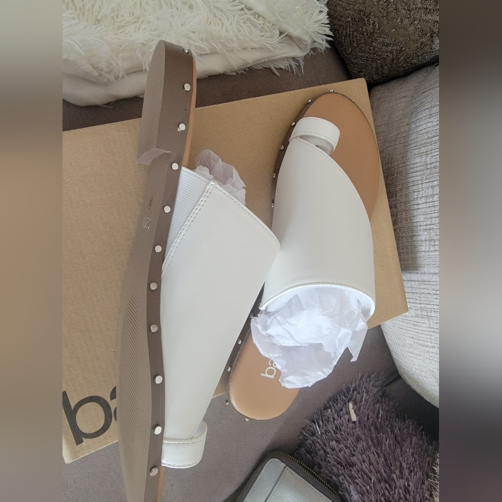 Bar III size 9.5 white studded sandals. NIB w tags - Picture 3 of 4